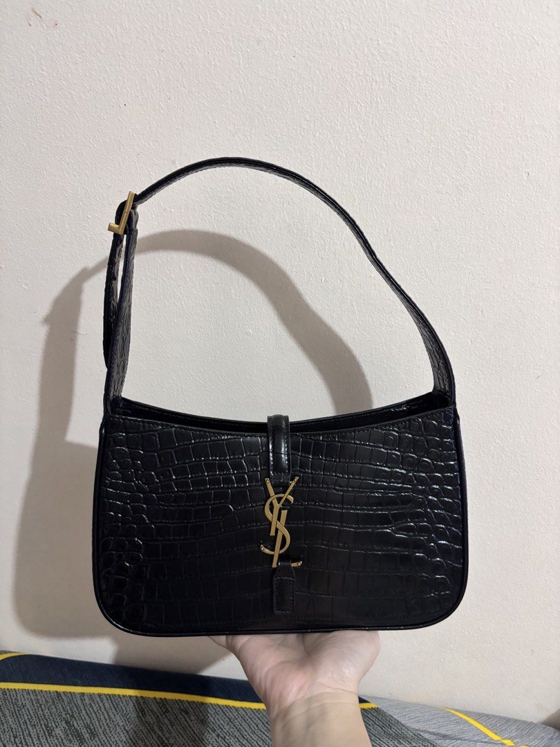 Bundle Sale Kili Bag😍 (Category: Shoulder Bags) located in Manila. Submitted by anneprlvdbgs (Listing ID 1468878857, Image 1). Description: Mga sis iget nyo tu super duper deal😍 YSL kili bag & Card holder Wallet🖤 📌Japan Auction Source 🐻 5,080 only (LP) 📌LIKE NEW/ in excellent condition 📌 ACTUAL PHOTO POSTED. What you see is exactly what you get. MOP: GCASH, Maribank & BDO QR MOD: Same day delivery if lalamove 📍 Makati.