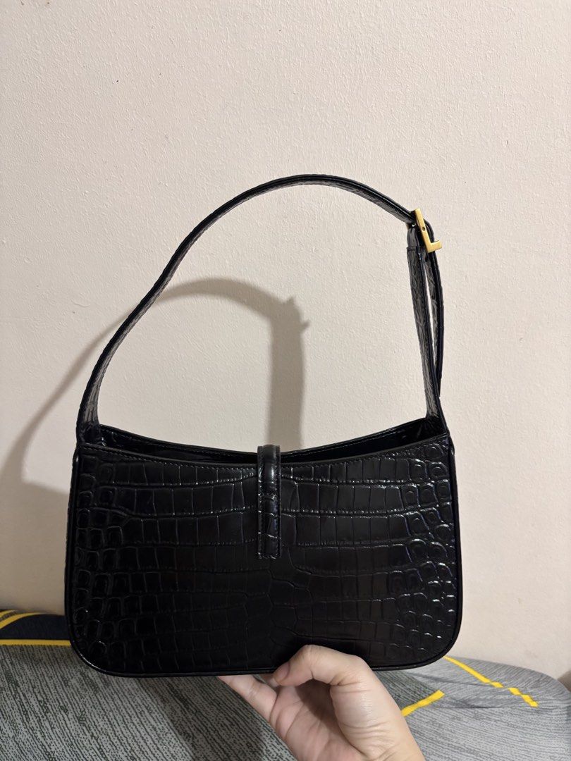 Bundle Sale Kili Bag😍 (Category: Shoulder Bags) located in Manila. Submitted by anneprlvdbgs (Listing ID 1468878857, Image 3). Description: Mga sis iget nyo tu super duper deal😍 YSL kili bag & Card holder Wallet🖤 📌Japan Auction Source 🐻 5,080 only (LP) 📌LIKE NEW/ in excellent condition 📌 ACTUAL PHOTO POSTED. What you see is exactly what you get. MOP: GCASH, Maribank & BDO QR MOD: Same day delivery if lalamove 📍 Makati.