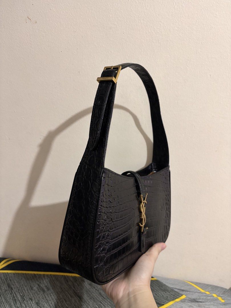 Bundle Sale Kili Bag😍 (Category: Shoulder Bags) located in Manila. Submitted by anneprlvdbgs (Listing ID 1468878857, Image 2). Description: Mga sis iget nyo tu super duper deal😍 YSL kili bag & Card holder Wallet🖤 📌Japan Auction Source 🐻 5,080 only (LP) 📌LIKE NEW/ in excellent condition 📌 ACTUAL PHOTO POSTED. What you see is exactly what you get. MOP: GCASH, Maribank & BDO QR MOD: Same day delivery if lalamove 📍 Makati.