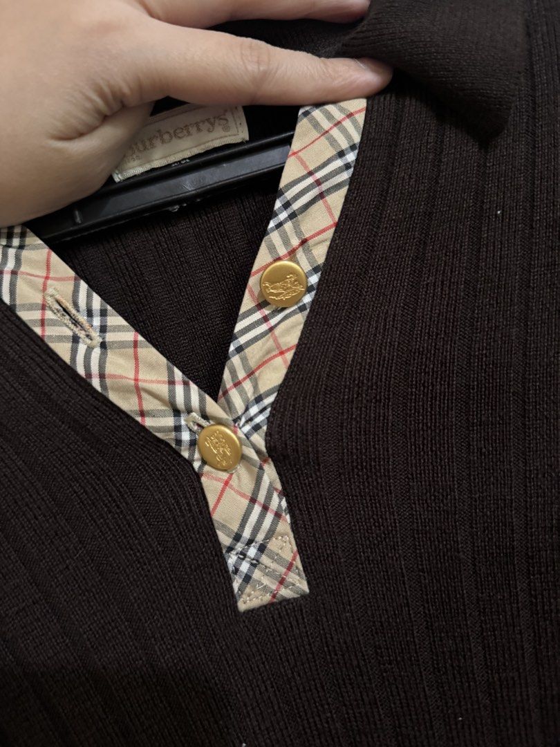 Burberry Collar Longsleeves (Category: Longsleeves) located in Quezon City. Submitted by brandsetcph (Listing ID 1468769232, Image 3). Description: Burberry Knitted Longsleeves Issue: wala na yung 3rd button (pinakataas) Color: dark brown Size: s-m (20x21) stretchy.