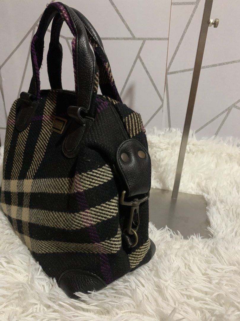 Burberry hand bag (Category: Clutches) located in Cagayan de Oro. Submitted by akidomingo088 (Listing ID 1468712825, Image 2). Description: .