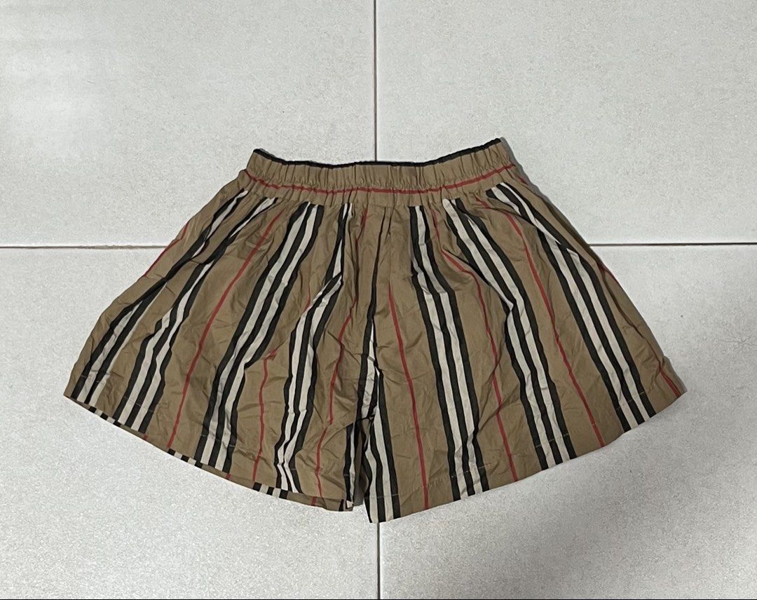 Burberry Icon Stripe Short (Category: Luxury Apparel) located in Tuguegarao City. Submitted by preowned_curation (Listing ID 1468813365, Image 2). Description: With hang tag Fits xtra small to small No hidden flaw 650 + SF.