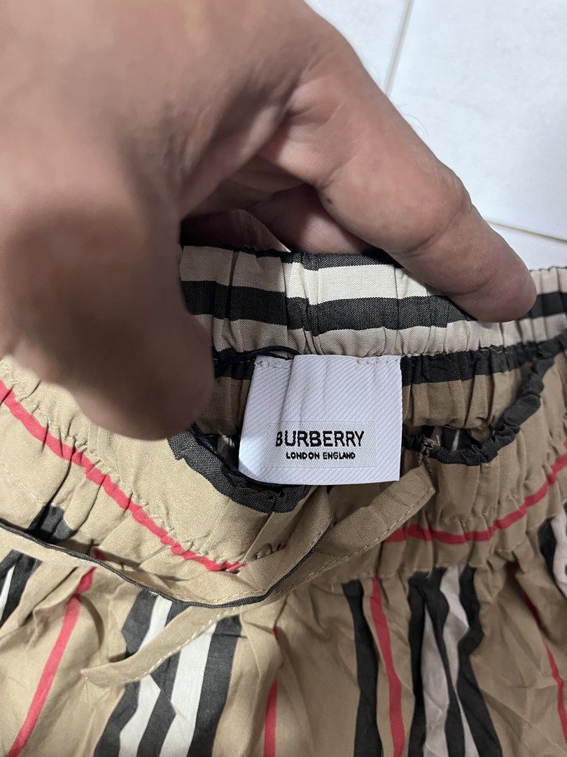 Burberry Icon Stripe Short (Category: Luxury Apparel) located in Tuguegarao City. Submitted by preowned_curation (Listing ID 1468813365, Image 3). Description: With hang tag Fits xtra small to small No hidden flaw 650 + SF.
