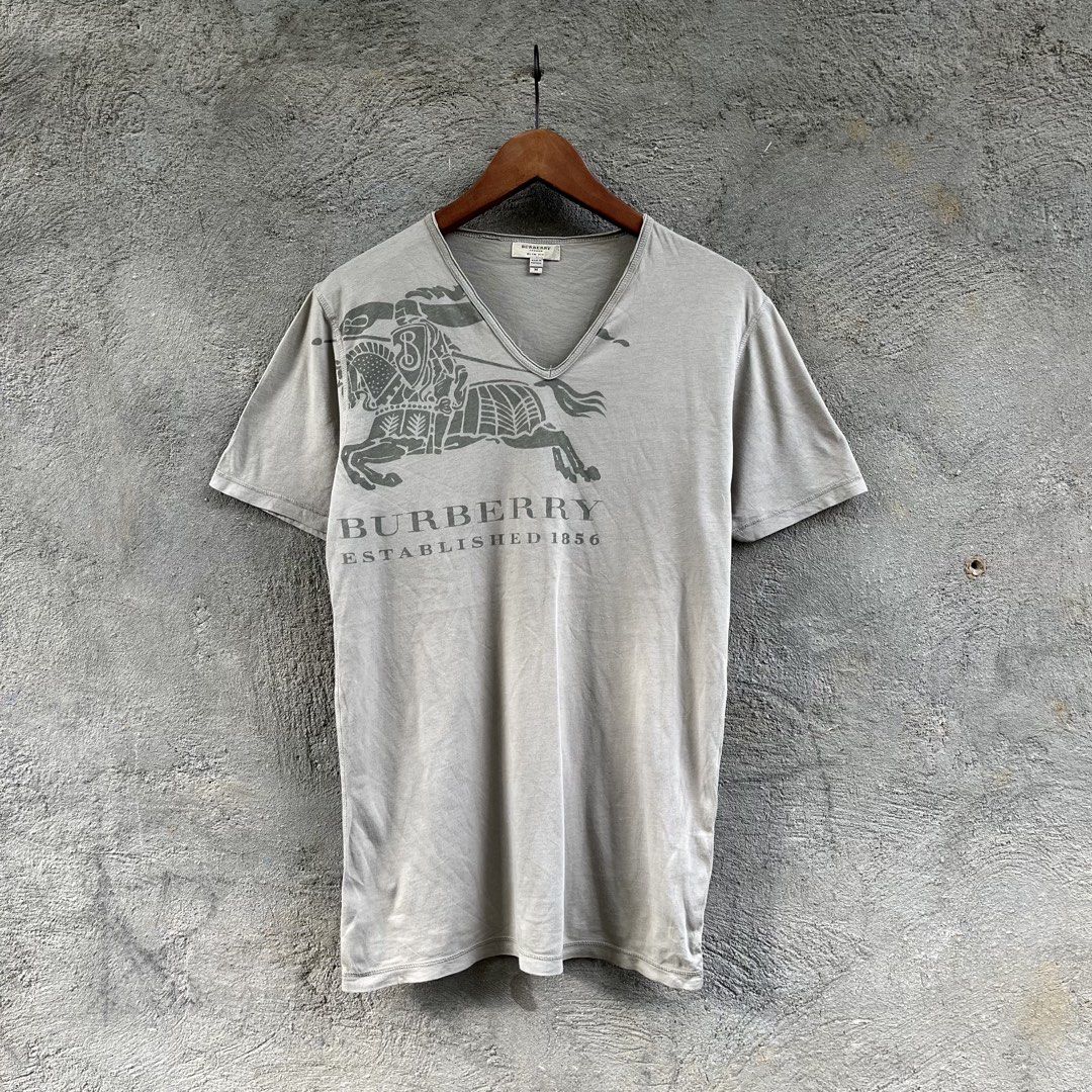 BURBERRY V NECK (Category: Tshirts & Polo Shirts ) located in Manila. Submitted by flippinn (Listing ID 1468800970, Image 1). Description: Medium 19W 29L Need wash Lalamove or J&t Express + Shipping fee.