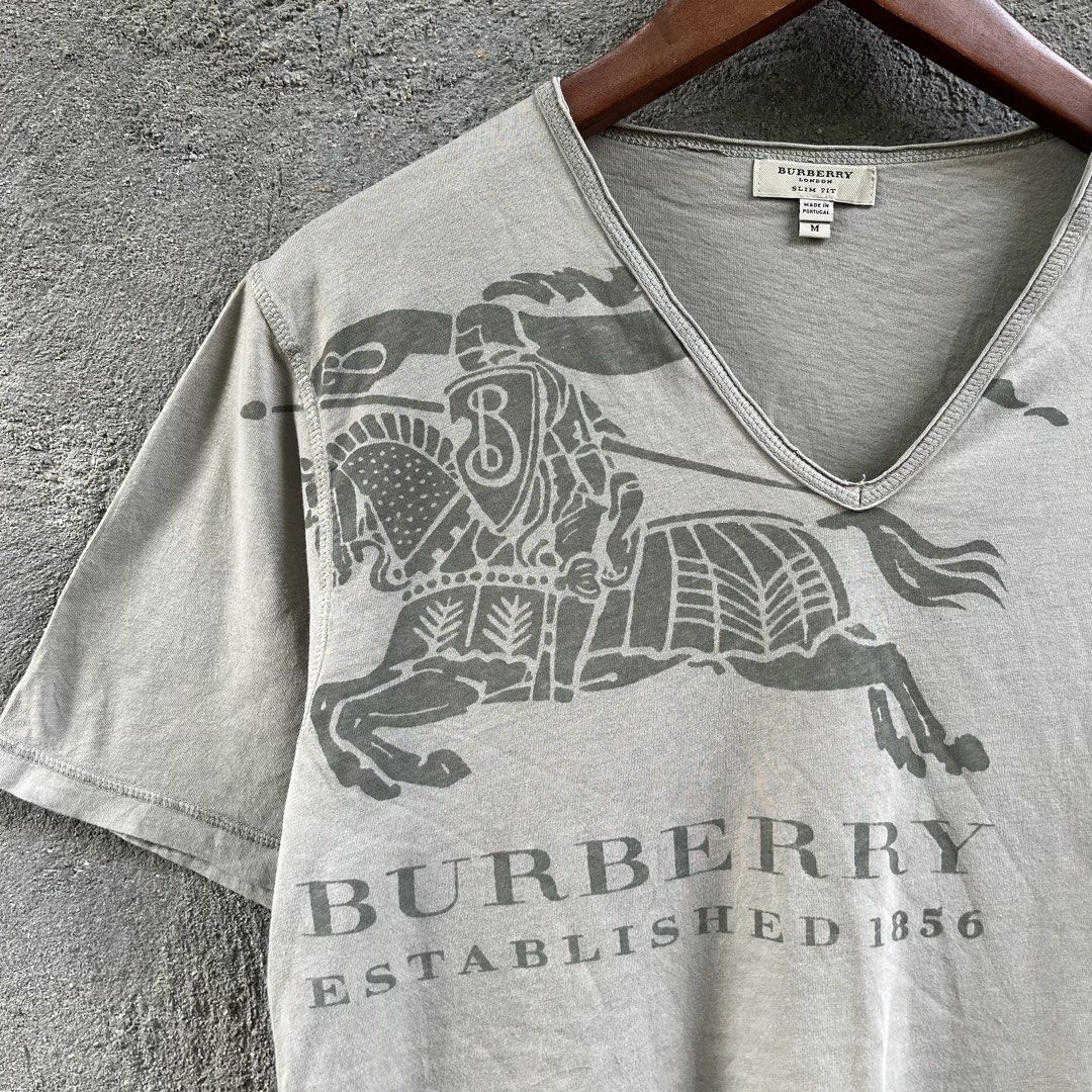 BURBERRY V NECK (Category: Tshirts & Polo Shirts ) located in Manila. Submitted by flippinn (Listing ID 1468800970, Image 2). Description: Medium 19W 29L Need wash Lalamove or J&t Express + Shipping fee.