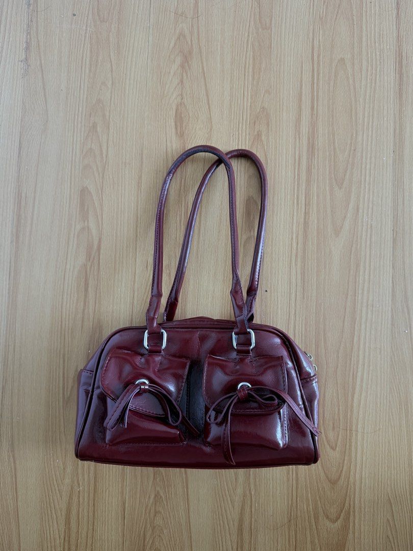 Burgundy red shoulder bag (Category: Sling Bags) located in Manila. Submitted by lovela.333 (Listing ID 1468873683, Image 1). Description: Very spacious! Rfs: Not my style, It was gifted :,).