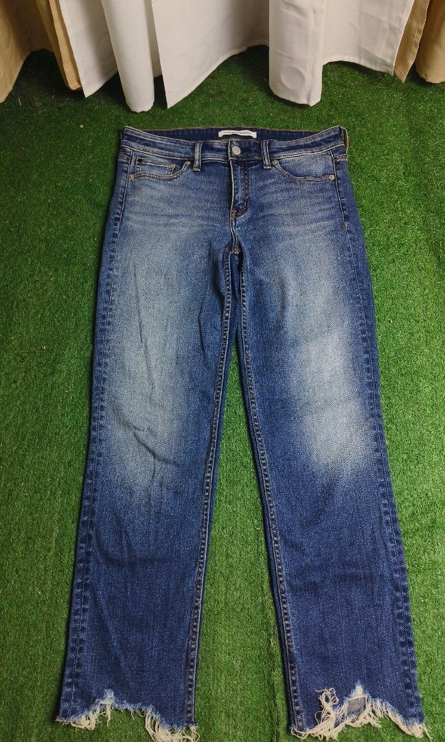 Calvin Klein Jeans (Category: Jeans) located in Valencia. Submitted by cebesusedclothshop (Listing ID 1468835664, Image 3). Description: CALVIN KLEIN JEANS Size: W29 up to 32 stretchable (72cm waist / 97cm hips) Color: Skydance Blue D Hem / Style: J212676 Like new condition.
