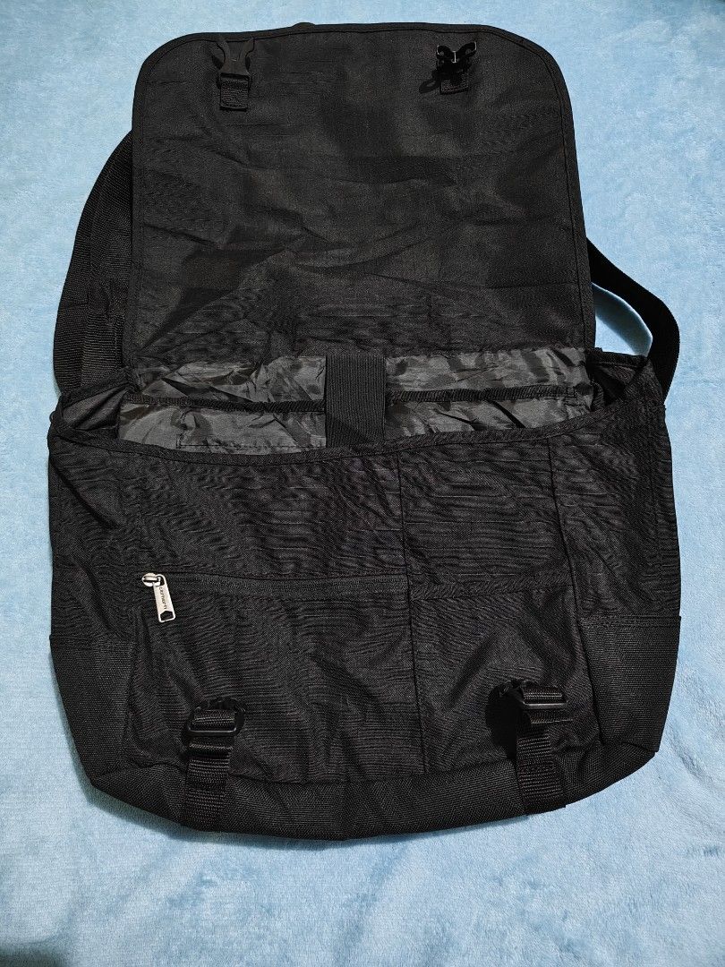 Carhartt (Category: Luxury Bags & Wallets) located in Mandaue City. Submitted by prekfinds (Listing ID 1468759115, Image 3). Description: Carhartt Messenger bag As new condition No issue See photos sa sukat.