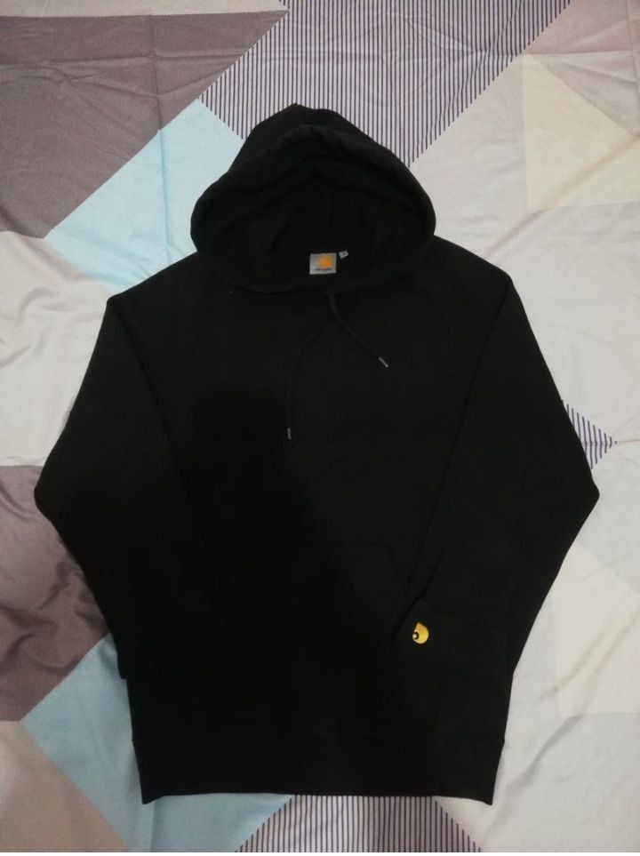 Carhartt Black Hooded Sweatshirt (Category: Coats, Jackets and Outerwear) located in Malolos. Submitted by jmsd2 (Listing ID 1468924448, Image 1). Description: - Brand: Carhartt - Color: Classic Black - Material: Heavyweight cotton blend for maximum warmth - Condition: Excellent, 9.5/10 -Size: Medium to Semi Large -Price: 599 Slightly Nego PM!.