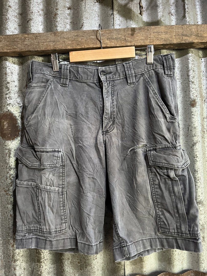 Carhartt. Cargo short (Category: Shorts) located in Manila. Submitted by -thedropco (Listing ID 1468755499, Image 1). Description: CARHARTT. (CARGO SHORT ) 8/10 condition Size 31 Measurements: Width : 32 Length : 21.