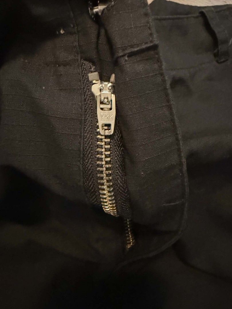 Carhartt Cargo Shorts (Category: Shorts) located in General Trias. Submitted by hungariancheesecake (Listing ID 1468808324, Image 2). Description: Large Waist 35-36.