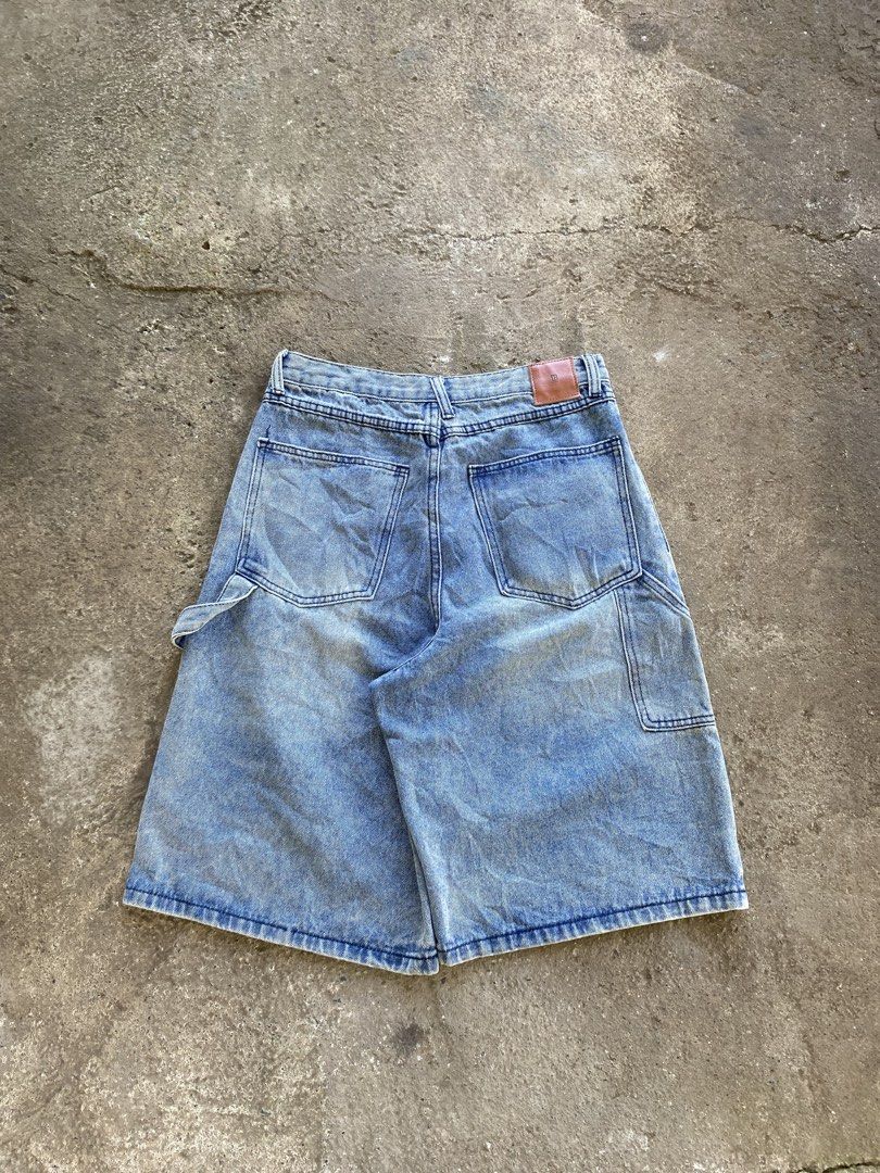 Carp jorts (Category: Shorts) located in Malaybalay. Submitted by hawoold (Listing ID 1468881208, Image 1). Description: DIMITRI BLACK dimension : waist - 29-30 thigh - 14 length - 23.5 details : issue - none condition - 9/10.