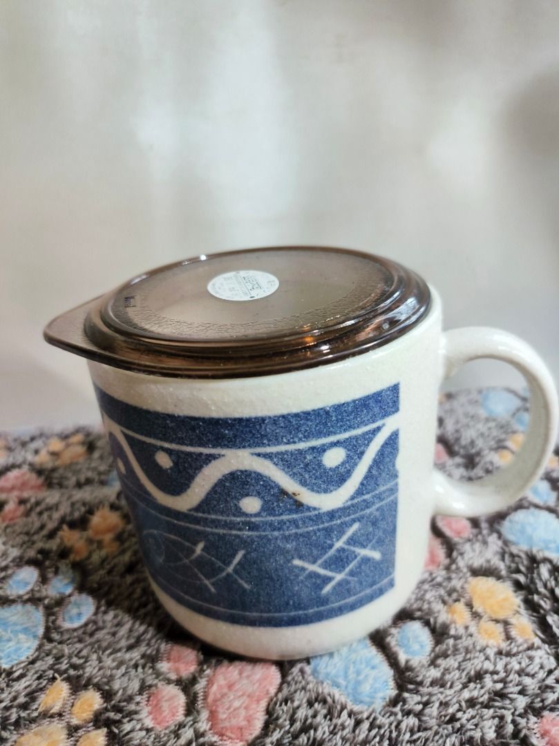Ceramic Mug with Lid Blue Pattern (Category: Coffee & Tea Tableware) located in San Leonardo. Submitted by burgossanleonardo.12345 (Listing ID 1468766228, Image 1). Description: - Type: Ceramic mug with translucent brown lid - Design: Stylish blue pattern around the body - Dimensions: ~11 cm height, ~10 cm top diameter - Features: Sturdy side handle, clean surface overall - Condition: Excellent, ready for use.