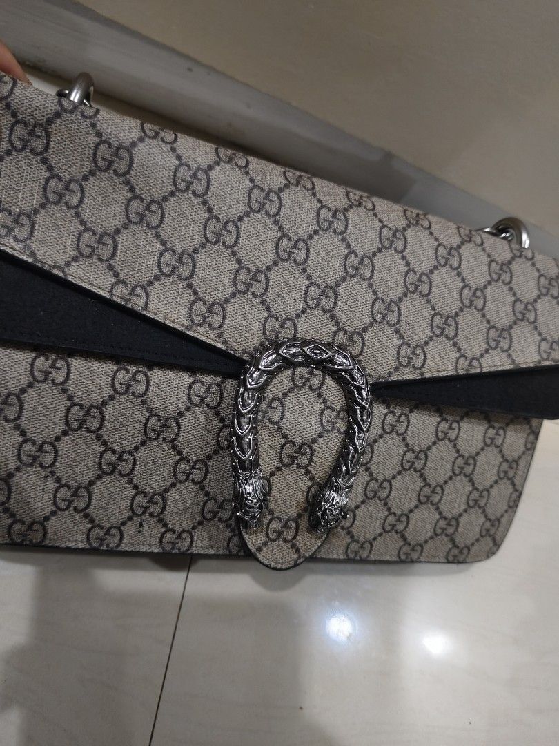 Chain bag (Category: Shoulder Bags) located in Zamboanga. Submitted by ckealia (Listing ID 1468759644, Image 2). Description: good used condition no flaws expect signs of used with code with black etiketa.