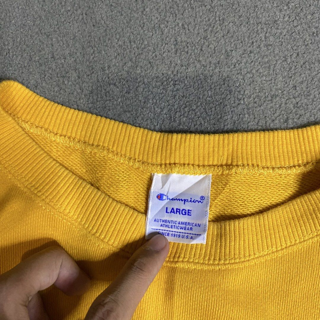 Champion Crewneck (Category: Coats, Jackets and Outerwear) located in Dasmarinas. Submitted by slime_thrifts (Listing ID 1468837587, Image 3). Description: Champion Crewneck 22 x 26 (Large) Excellent No issue Need wash only ₱250 + sf.