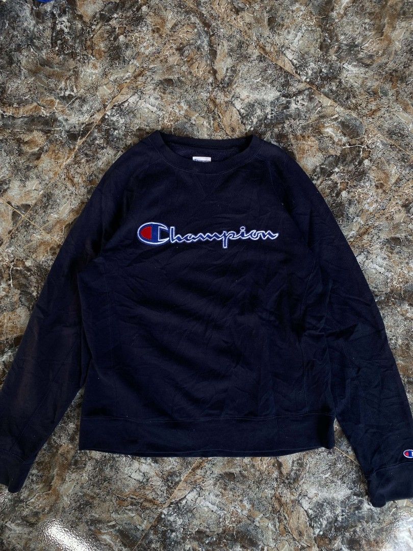 Champion sweater (Category: Coats, Jackets and Outerwear) located in Valencia. Submitted by neil_vincent (Listing ID 1468809476, Image 1). Description: Authentic champion sweater.