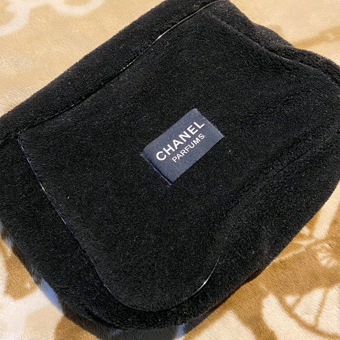 CHANEL Pouch/Wallet (Category: Purses & Pouches) located in Manila. Submitted by bidgeyow20688 (Listing ID 1468853689, Image 2). Description: excellent conditon no issue width 11 length 8 jnt or lalamove parañaque loc.