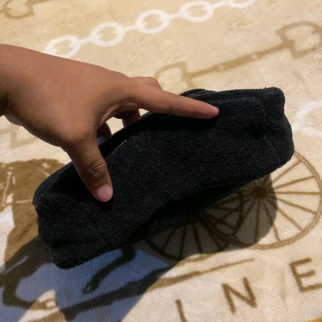 CHANEL Pouch/Wallet (Category: Purses & Pouches) located in Manila. Submitted by bidgeyow20688 (Listing ID 1468853689, Image 3). Description: excellent conditon no issue width 11 length 8 jnt or lalamove parañaque loc.