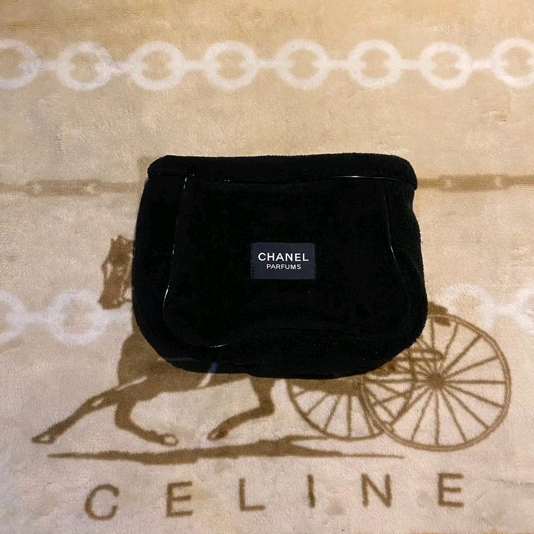 CHANEL Pouch/Wallet (Category: Purses & Pouches) located in Manila. Submitted by bidgeyow20688 (Listing ID 1468853689, Image 1). Description: excellent conditon no issue width 11 length 8 jnt or lalamove parañaque loc.