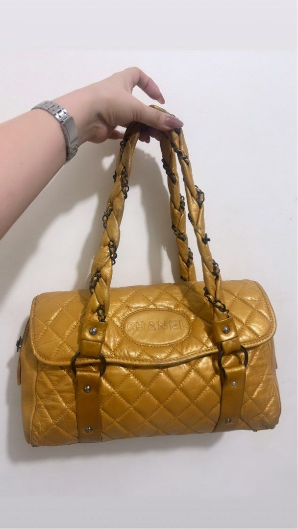 Chanel vintage shoulder bag (Category: Shoulder Bags) located in Angeles City. Submitted by ysa_main (Listing ID 1468783404, Image 1). Description: Vintage na atake neto mga beb sobrang ganda.