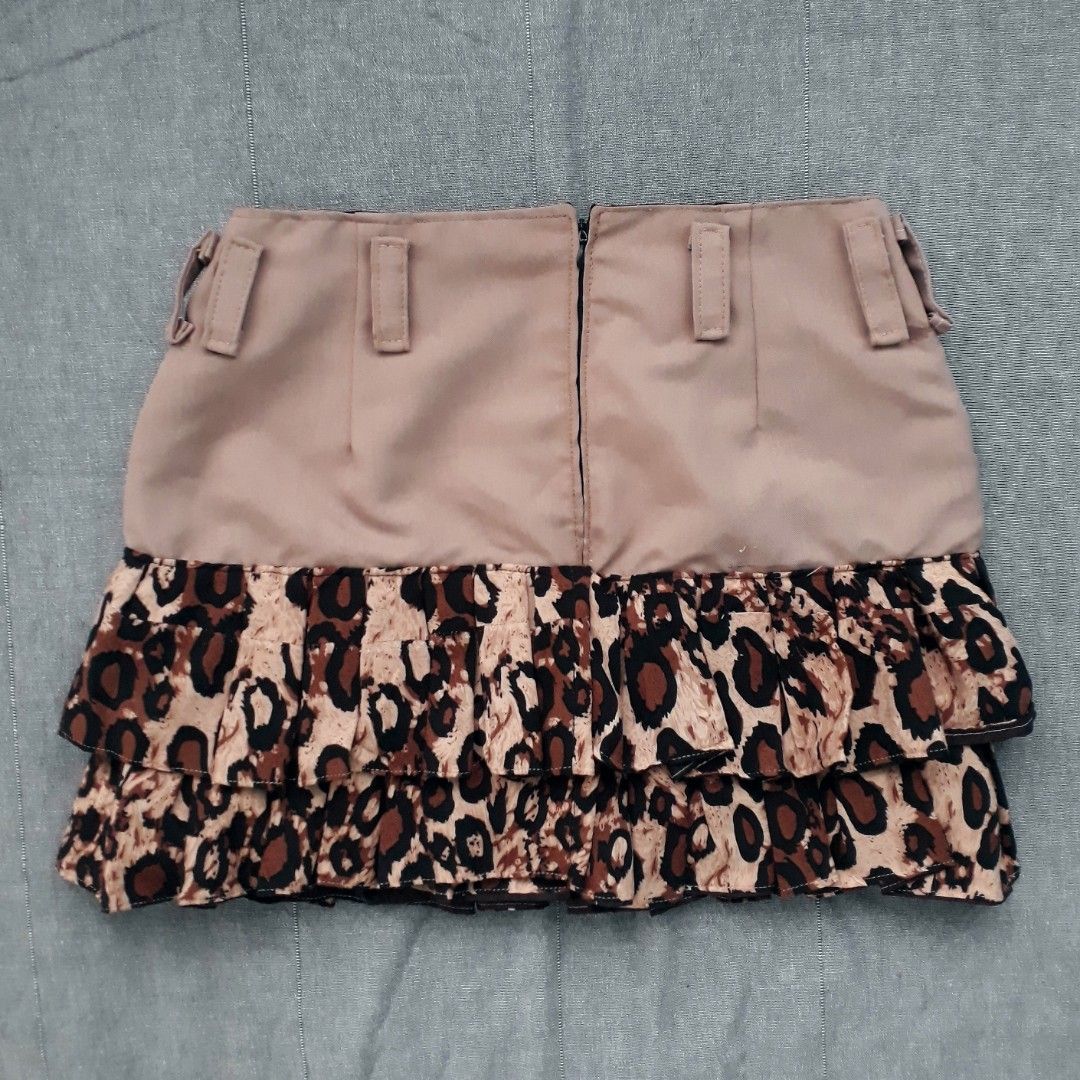 Chic Leopard Print Ruffled Mini Skirt (Category: Skirts) located in Cabanatuan. Submitted by madeby_csnstudio (Listing ID 1468727903, Image 2). Description: MEASUREMENTS: Waist: 25 inches (63.5 cm) Hips: 33 inches (83.82 cm) Length: 13.5 inches (34.29 cm) DETAILS: Channeling iconic 2000s street style, this mini skirt blends a smooth khaki tan body with bold animal print accents. The waistband is fitted with belt loops and includes a matching, lon