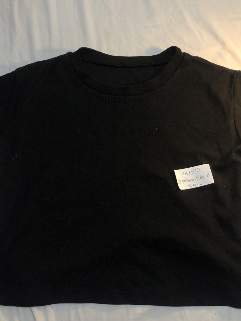 chic minimalist plain black cropped tee clean girl (Category: Shirts) located in Manila. Submitted by blehgnbao (Listing ID 1468770031, Image 2). Description: 🤍 from cavite area • only worn twice • cotton fabric •auth uniqlo top sf covered by buyer :) lalamove delivery & gcash payment only. dm for more details!.