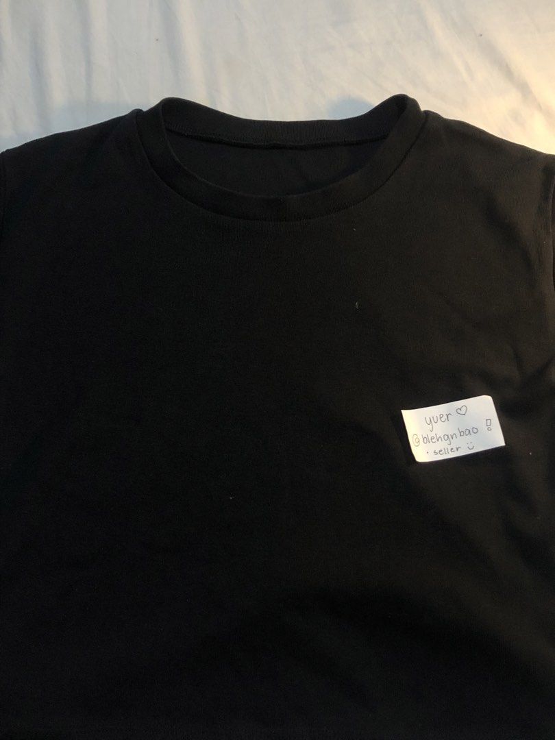 chic minimalist plain black cropped tee clean girl (Category: Shirts) located in Manila. Submitted by blehgnbao (Listing ID 1468770031, Image 1). Description: 🤍 from cavite area • only worn twice • cotton fabric •auth uniqlo top sf covered by buyer :) lalamove delivery & gcash payment only. dm for more details!.