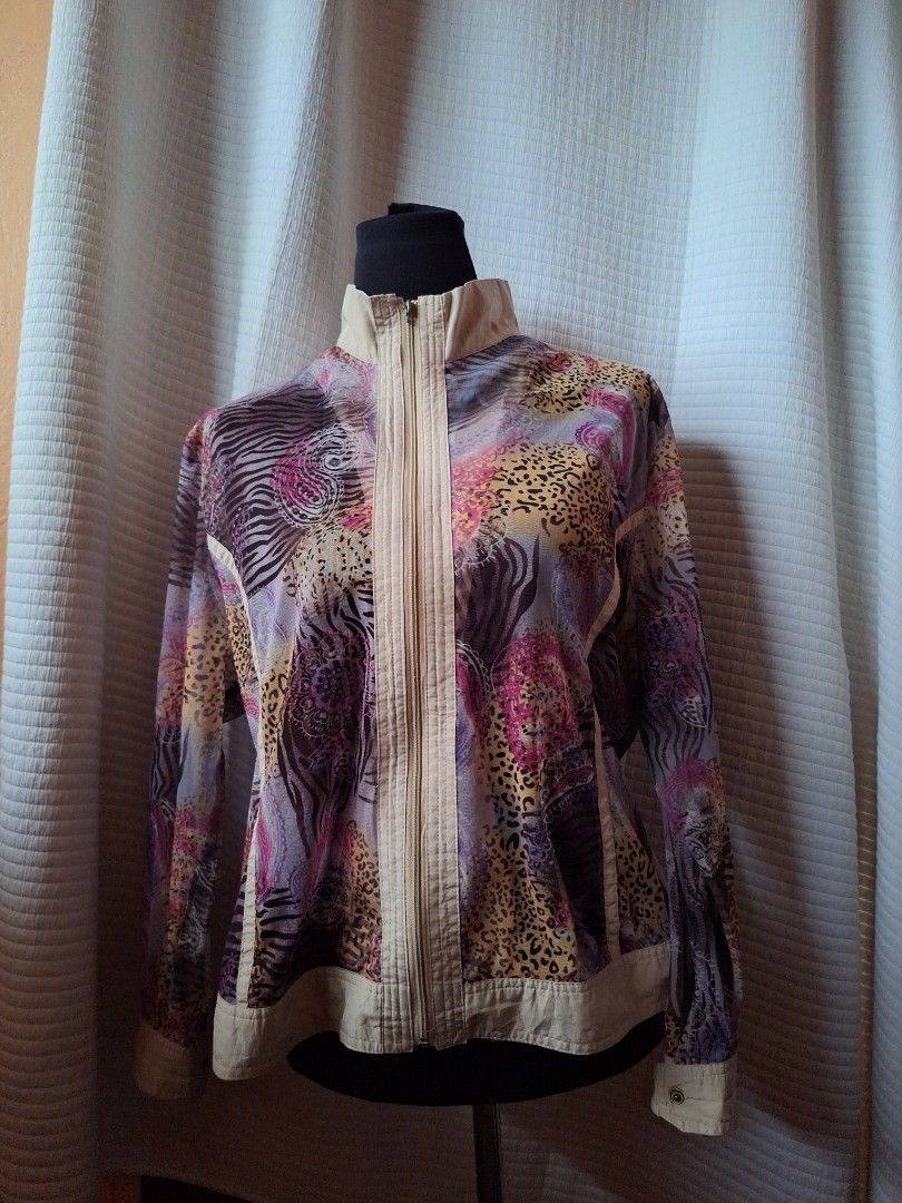 Chic patterned zip-up jacket with beige panels (Category: Coats, Jackets and Outerwear) located in Balamban. Submitted by ubethan (Listing ID 1468895855, Image 3). Description: - Eye-catching mix of vibrant animal prints and paisley patterns - Cream beige contrast panels on the collar, shoulders, placket, and back yoke - Lightweight fabric ideal for layering - Full front zipper closure with a structured stand-up collar - Long sleeves finished wit