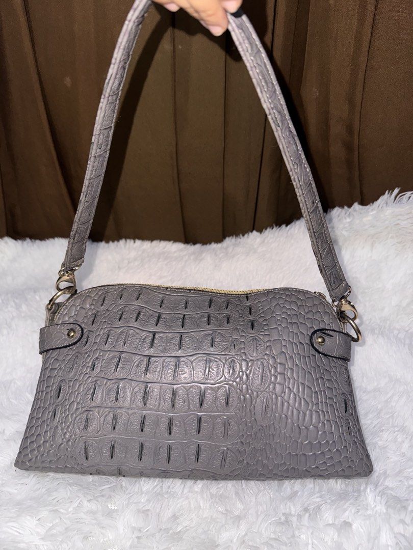 Chic Y2K vibe Crocodile Embossed Kili bag (Category: Shoulder Bags) located in Pasay City. Submitted by kiwimango03 (Listing ID 1468779174, Image 2). Description: Product Details: • Brand: Elequator • Color: Slate Gray with Gold-Tone Hardware • Style: Underarm Baguette Bag / Shoulder Bag • Material: Faux Leather (Structured Croc-Embossed) • Features: Zipper closure, brand name embossed in zippers, sleek minimalist profile. Condition: • Overall: E