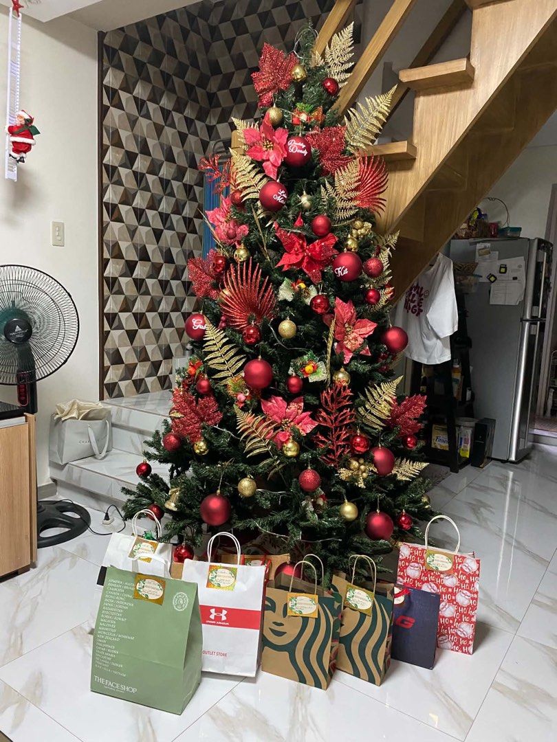 Christmas Tree (Category: Artificial Plants & Flowers) located in Pasig City. Submitted by airaolivera (Listing ID 1468719017, Image 1). Description: 7ft christmas tree .