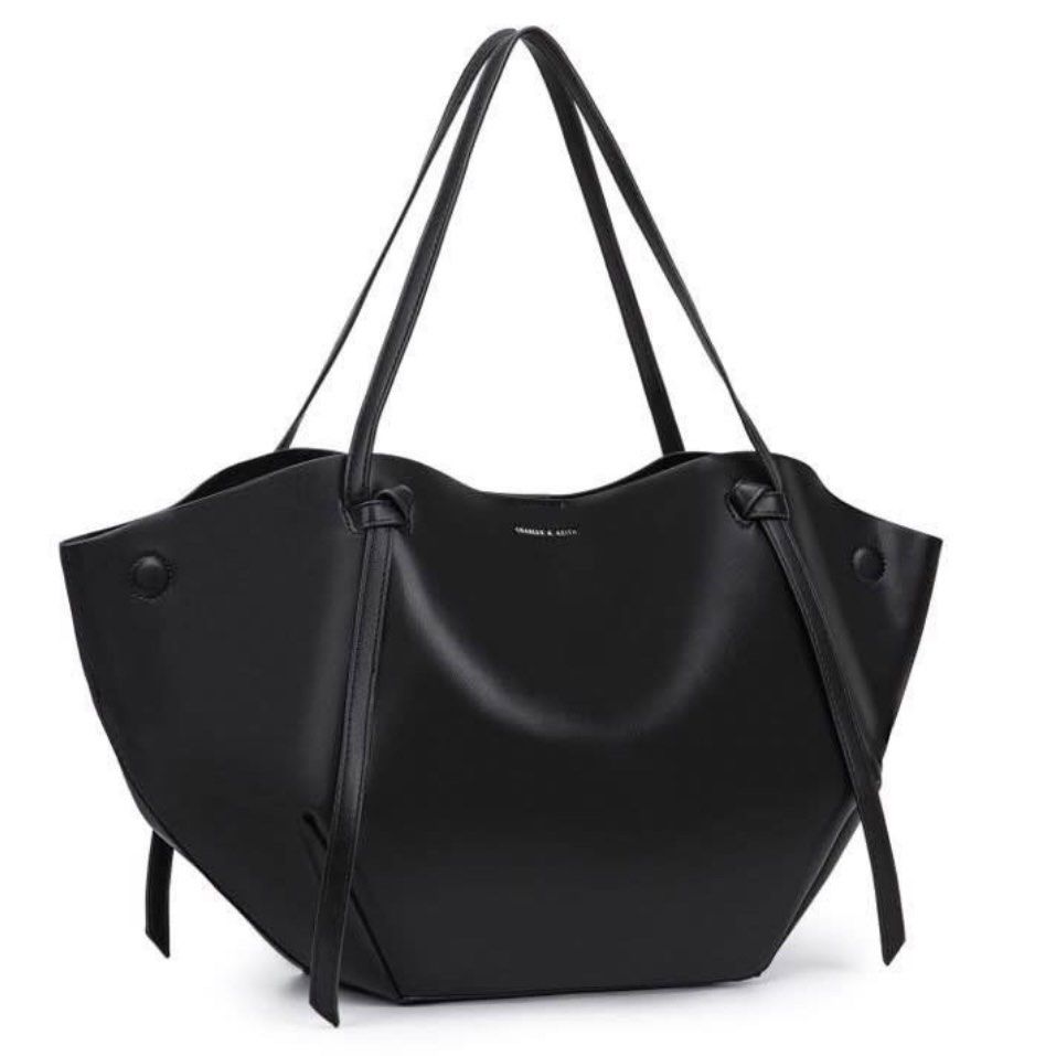 C&K Calla XL Tote (Category: Tote Bags) located in Bulacan. Submitted by mykakarizza (Listing ID 1468927409, Image 3). Description: NOW AVAILABLE IN XL ✨✨ ₱1050 only C&K Calla XL Tote Size: Width 22-50 cm Depth 11.6 cm Height 30 cm Add paperbag 100 ─── ✦ ─── ✦ ─── ✦ ─── ✦ ─── 🛍️ LOOKING FOR MORE RESELLERS 🛍️ ✨ Buy 3 pcs of ANY items — FREE SHIPPING NA!🚚 ✨ Buy 10 items → FREE SF + ₱50 OFF EACH! 💖 PM us for 30 pcs & up WS 🤍 #mallpulloutbagssup