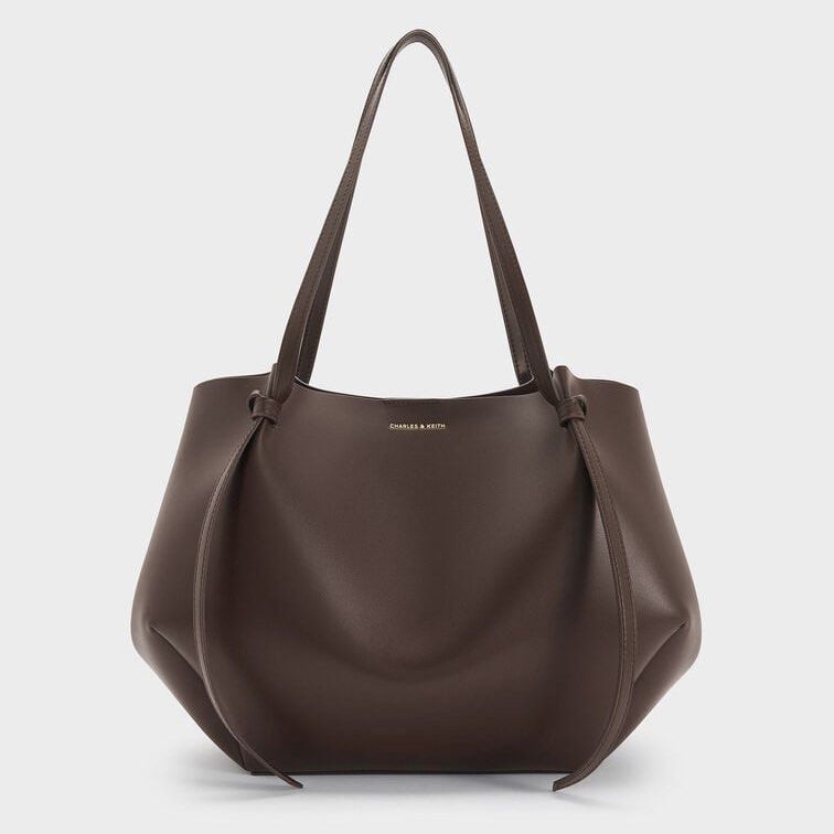 C&K Calla XL Tote (Category: Tote Bags) located in Bulacan. Submitted by mykakarizza (Listing ID 1468927443, Image 1). Description: NOW AVAILABLE IN XL ✨✨ ₱1050 only C&K Calla XL Tote Size: Width 22-50 cm Depth 11.6 cm Height 30 cm Add paperbag 100 ─── ✦ ─── ✦ ─── ✦ ─── ✦ ─── 🛍️ LOOKING FOR MORE RESELLERS 🛍️ ✨ Buy 3 pcs of ANY items — FREE SHIPPING NA!🚚 ✨ Buy 10 items → FREE SF + ₱50 OFF EACH! 💖 PM us for 30 pcs & up WS 🤍 #mallpulloutbagssup