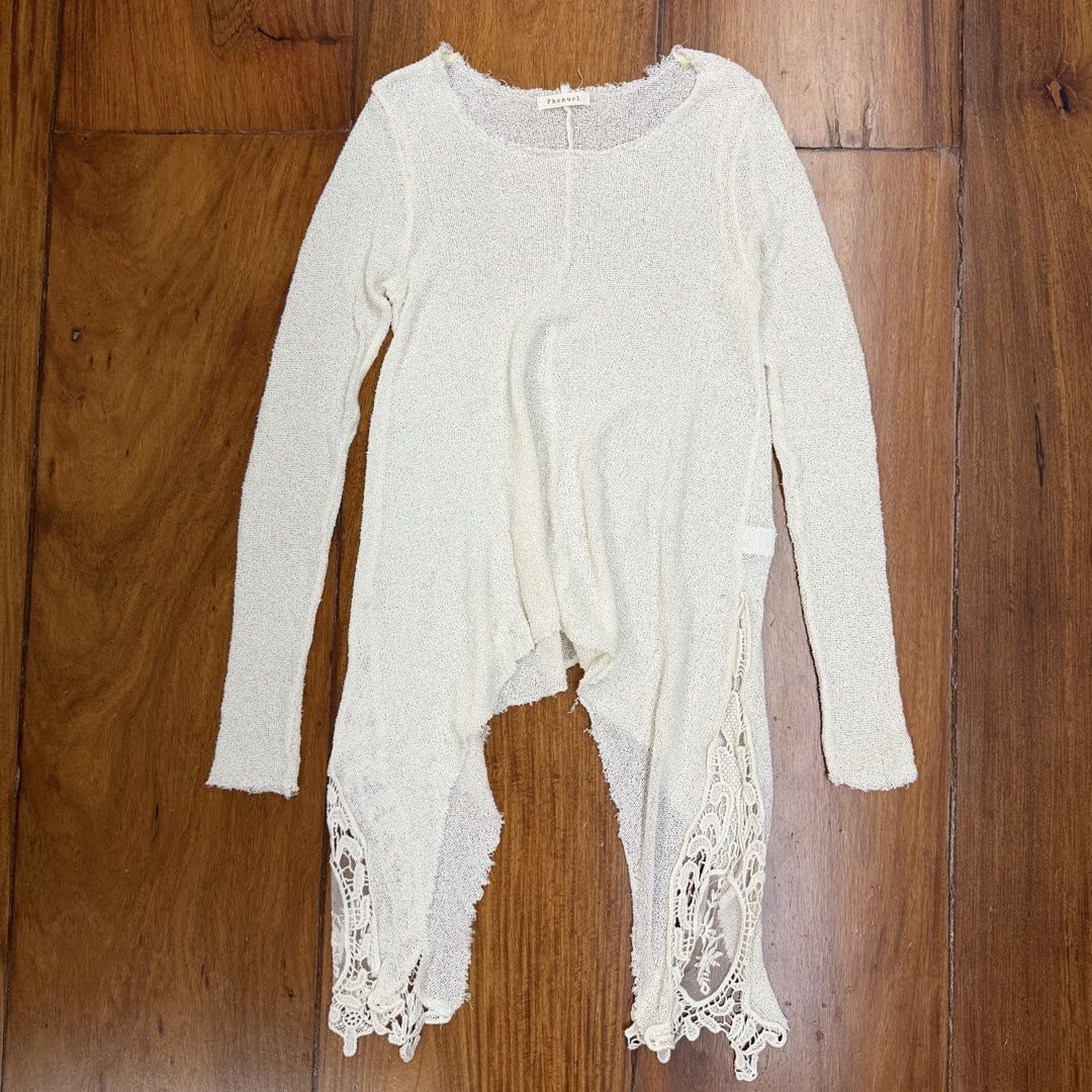 CLEARANCE SALE - Aritzia Top (Category: Longsleeves) located in Muntinlupa City. Submitted by myrandomthingz (Listing ID 1468771699, Image 1). Description: .