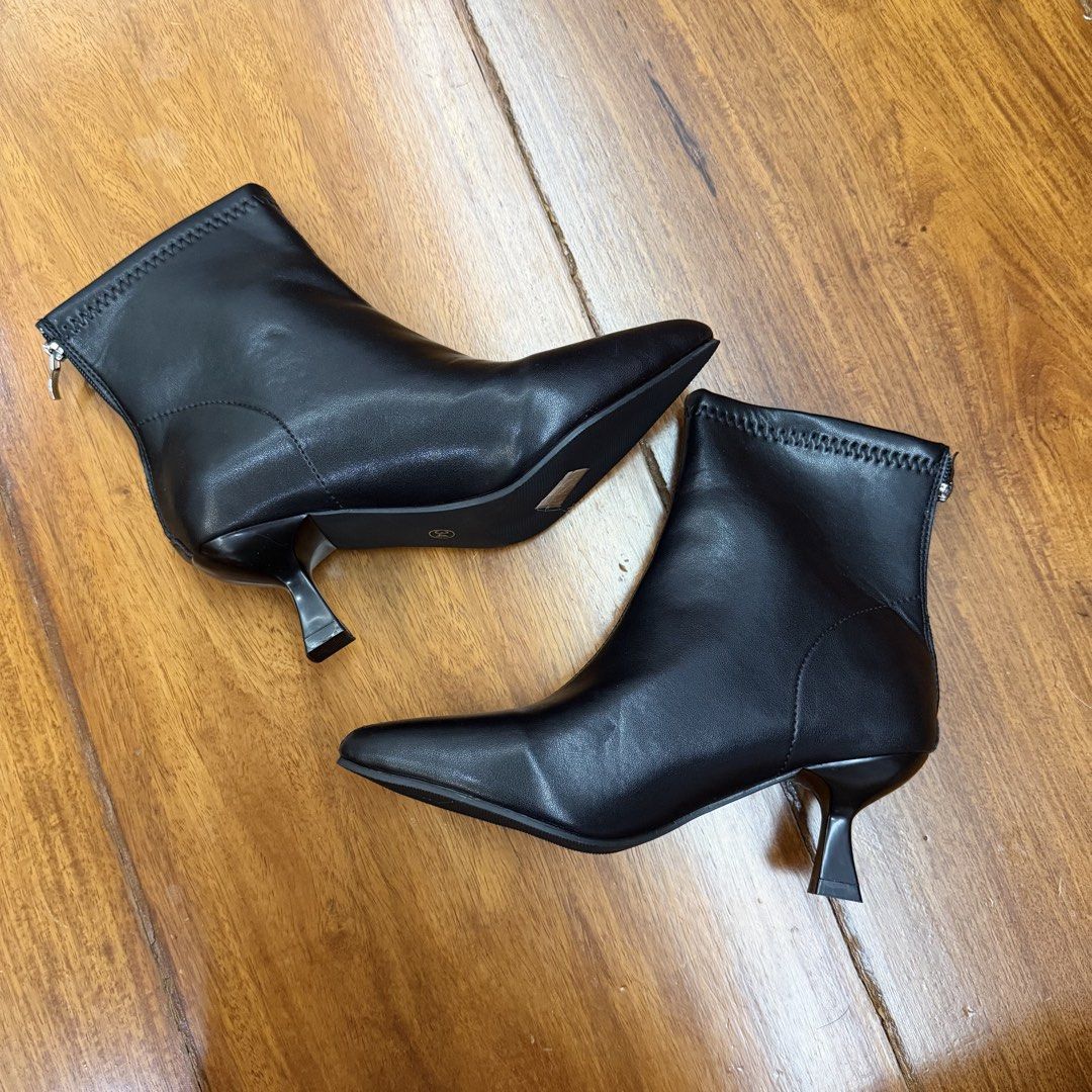 CLEARANCE SALE - Boots from DHGATE (Category: Boots) located in Muntinlupa City. Submitted by myrandomthingz (Listing ID 1468921398, Image 1). Description: .