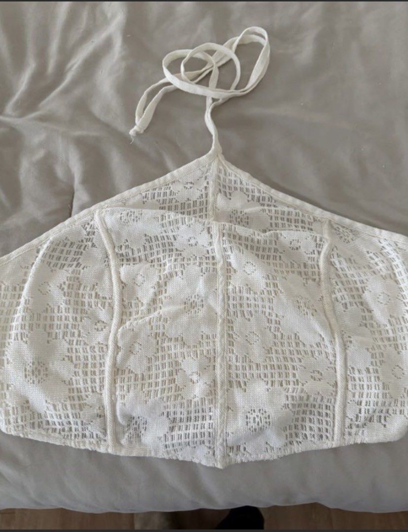CLEARANCE SALE: AMERICAN EAGLE Halter top (Category: Sleeveless) located in Bulacan. Submitted by blairxx_ (Listing ID 1468849116, Image 1). Description: no ww pics since it doesnt fit me.