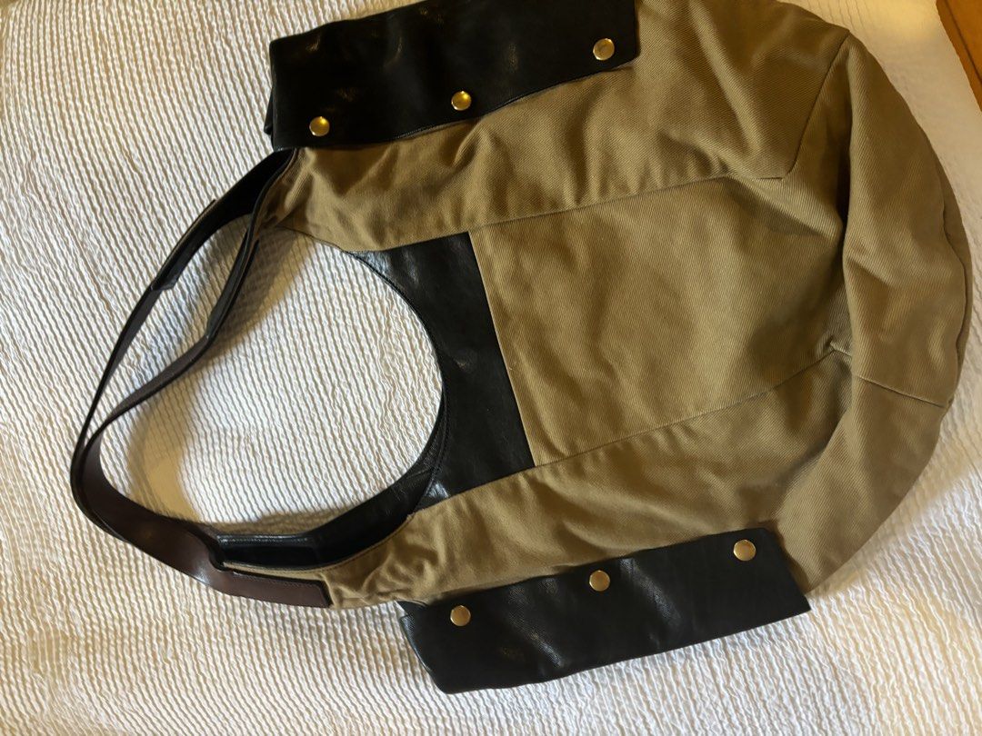 Céline Canvas & Leather Khaki/Black Shoulder (Category: Luxury Bags & Wallets) located in Muntinlupa City. Submitted by juliegarcia (Listing ID 1468811186, Image 3). Description: 🚢 Shipping fee not included. 💸 Price negotiable. 💌 DM for more photos & info. .