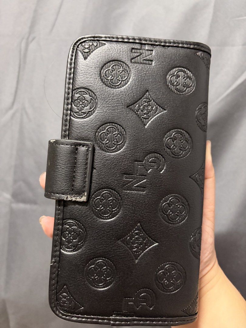 CLN Long Wallet in Black (Category: Wallets & Card holders) located in Caloocan City. Submitted by mntnzchsk (Listing ID 1468715378, Image 3). Description: Lots of cards slot w/box issue: minimal peeling at the back.