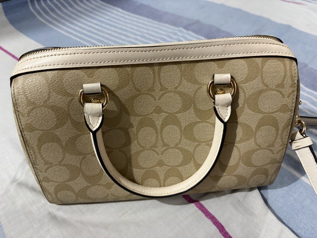 Coach Beige Leather Shoulder Bag with Zipper (Category: Luxury Bags & Wallets) located in Quezon City. Submitted by zeevilqueen (Listing ID 1468793281, Image 2). Description: - Brand: Coach - Color: Classic Beige - Material: Smooth leather with gold-tone hardware - Structure: Structured design with a clean interior - Interior: Brown fabric lining, 1 zippered pocket, and an open compartment partition - Strap: Dual top handles and a detachable shou