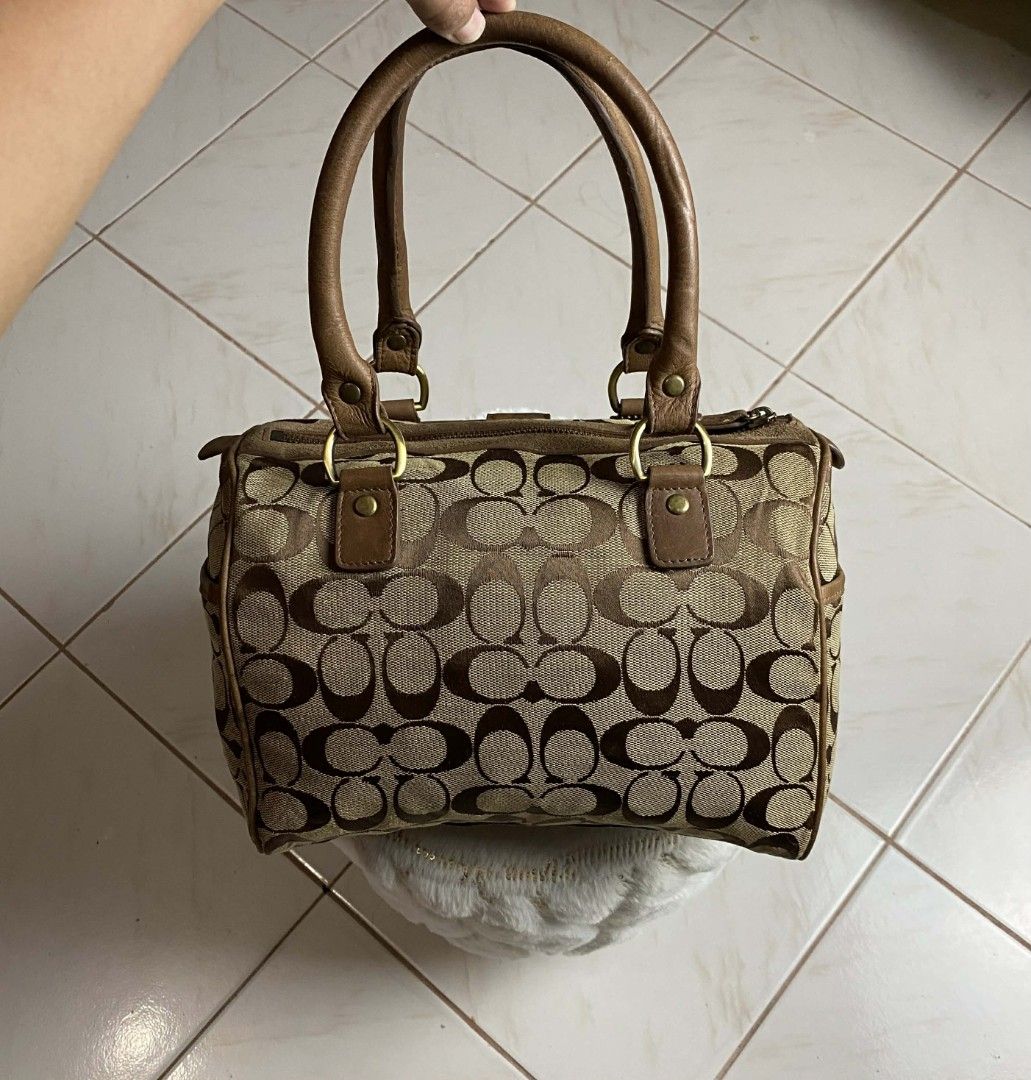 COACH BOSTON BAG (Category: Tote Bags) located in Talisay. Submitted by nooooooooooooooooy (Listing ID 1468745868, Image 2). Description: SIGN OF USED NO MAJOR FLAW'S.
