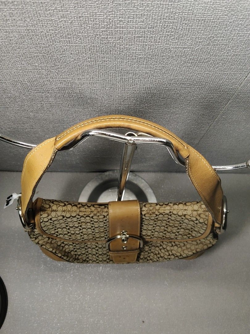 Coach Brown Soho (Category: Luxury Bags & Wallets) located in Valencia. Submitted by coolwolf_27a64f (Listing ID 1468738341, Image 3). Description: Vintage Coach aesthetics hit different. ✨👜 Bring back the early 2000s with this classic Coach Soho signature shoulder bag. 🤎 Y2K fashion at its finest. You can never go wrong with a timeless monogram bag. A little throwback luxury to complete the look. 💫.