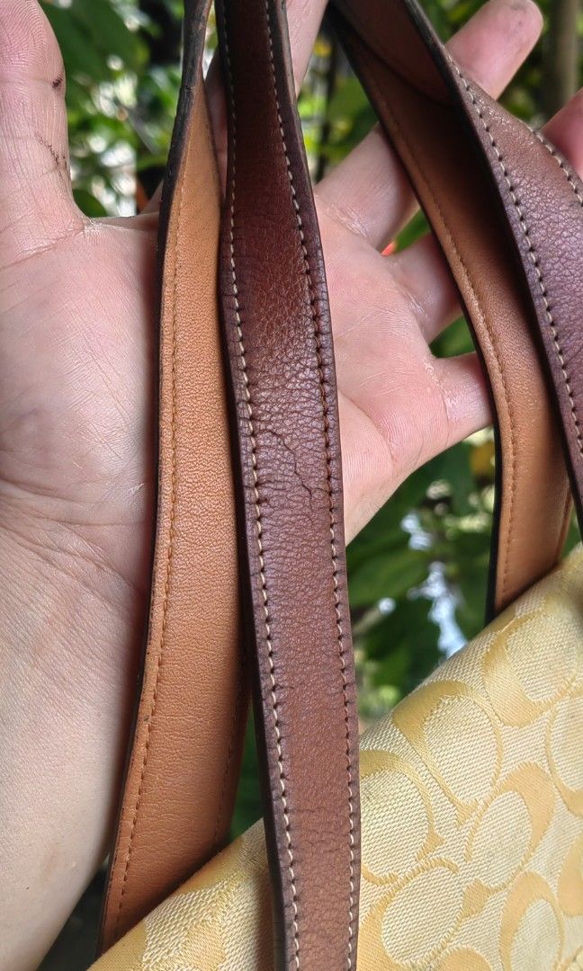 Coach canvass (Category: Shoulder Bags) located in Bacolod City. Submitted by darriebags88 (Listing ID 1468776679, Image 3). Description: need cleaning may stain ung gilid as shown on photos no cracks sa leather.