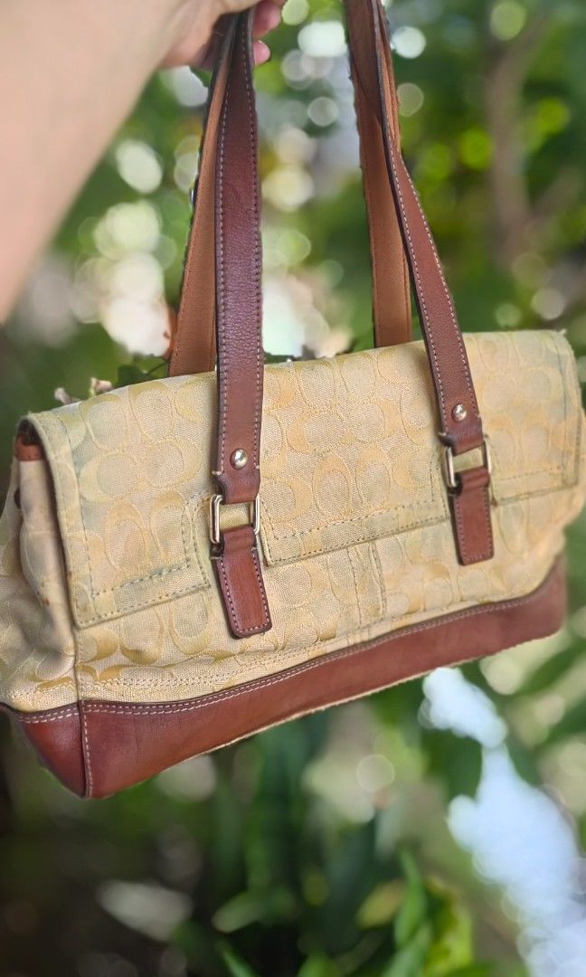 Coach canvass (Category: Shoulder Bags) located in Bacolod City. Submitted by darriebags88 (Listing ID 1468776679, Image 2). Description: need cleaning may stain ung gilid as shown on photos no cracks sa leather.