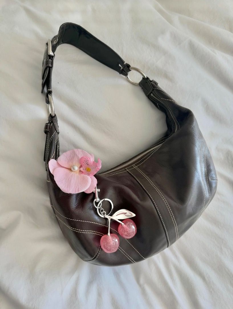 Coach Choco Brown Soho Hobo (Category: Shoulder Bags) located in Dagupan City. Submitted by emmanreyes (Listing ID 1468798089, Image 2). Description: .