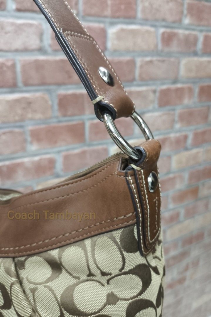 Coach Hobo (Category: Luxury Bags & Wallets) located in Cebu City. Submitted by summerfae (Listing ID 1468926168, Image 3). Description: Excellent condition No hangtag only minimal signs if used since its vintage.