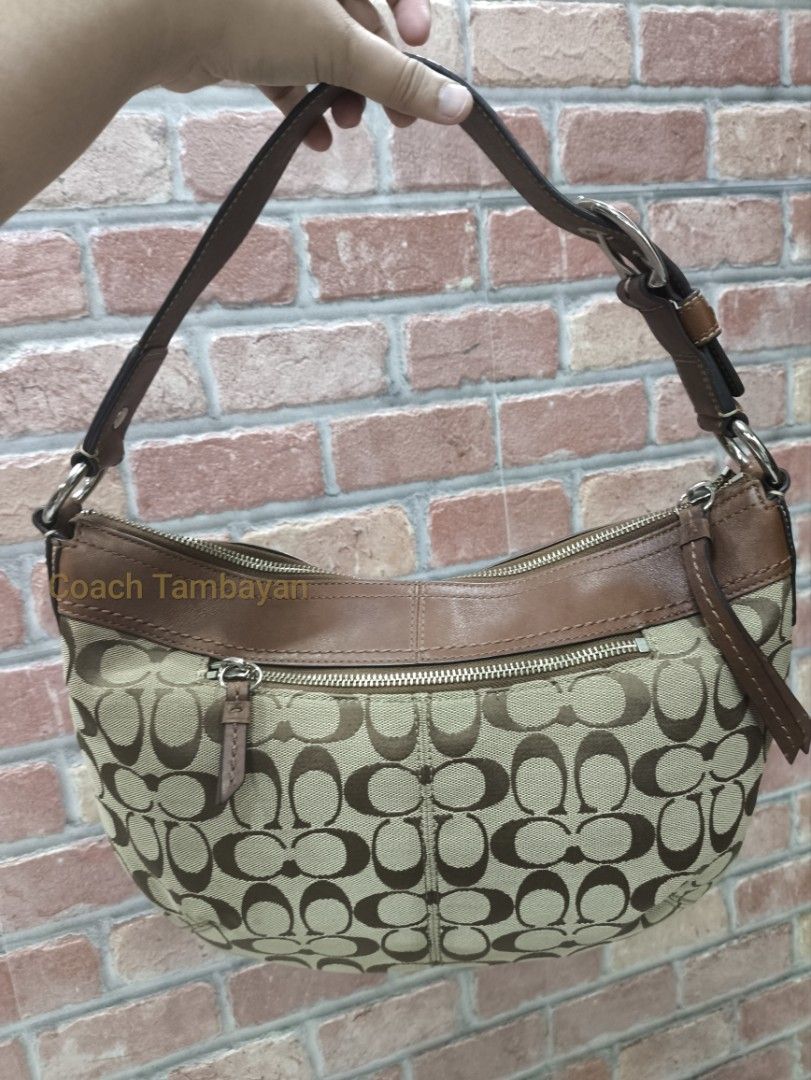 Coach Hobo (Category: Luxury Bags & Wallets) located in Cebu City. Submitted by summerfae (Listing ID 1468926168, Image 2). Description: Excellent condition No hangtag only minimal signs if used since its vintage.