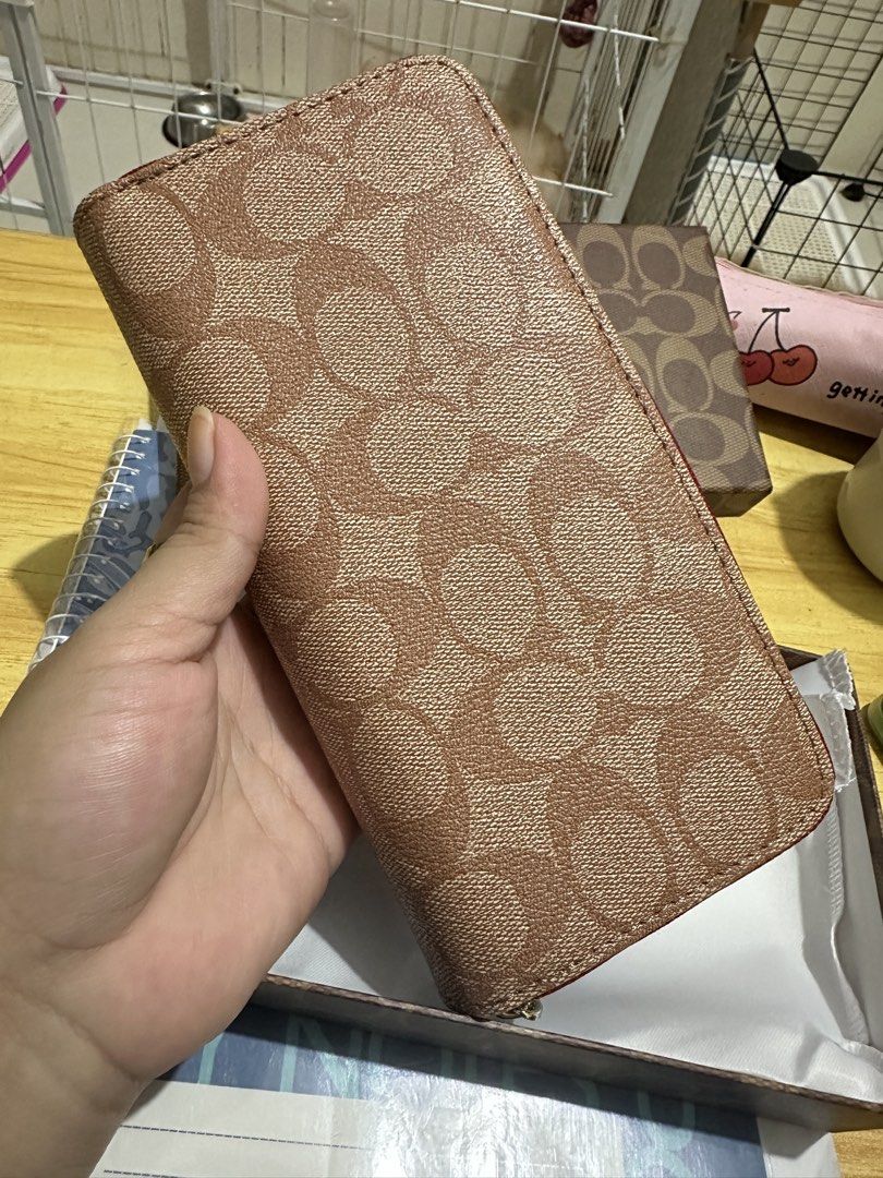 Coach Long Wallet (Category: Wallets & Card holders) located in Binmaley. Submitted by amayscollections (Listing ID 1468850237, Image 3). Description: Sale Coded Coach Long Wallet with box and dustbag ganda ganda ses! For only: ₱550+sf payment first ₱620+sf cash on delivery 📍Pangasinan We Ship Nationwide po🚚.