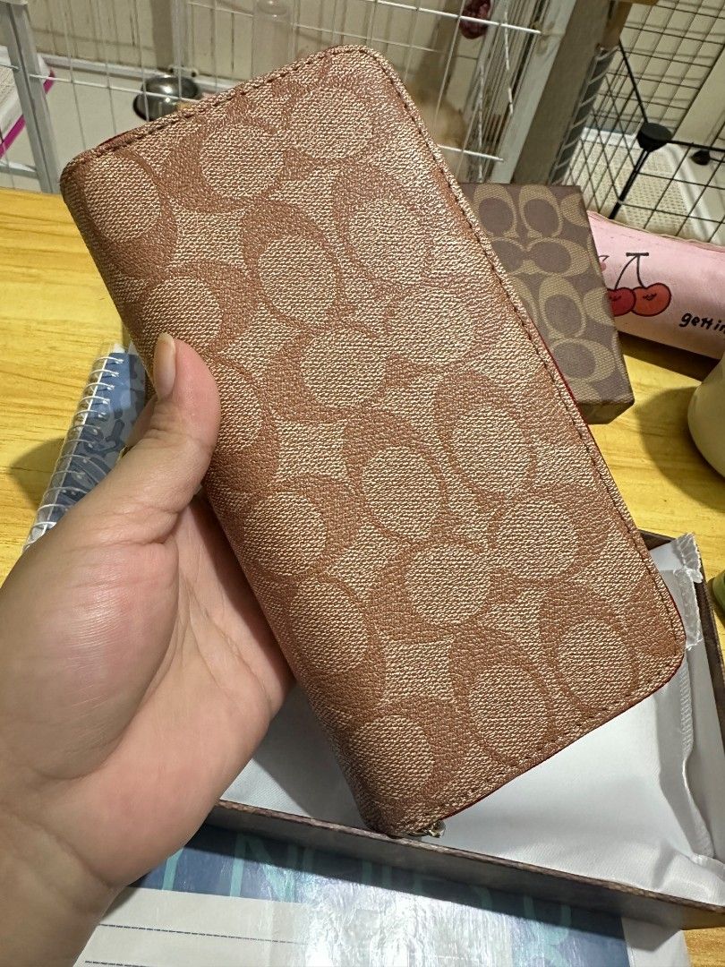 Coach Long Wallet (Category: Wallets & Card holders) located in Binmaley. Submitted by amayscollections2 (Listing ID 1468851147, Image 3). Description: Sale Coded Coach Long Wallet with box and dustbag ganda ganda ses! For only: ₱550+sf payment first ₱620+sf cash on delivery 📍Pangasinan We Ship Nationwide po🚚.