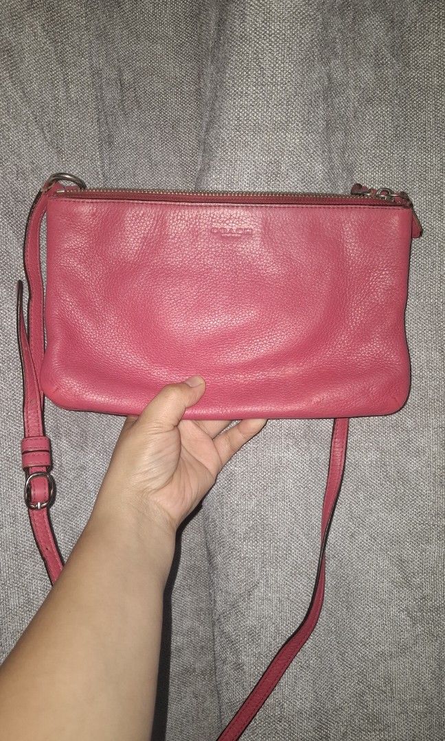 Coach Lyla Double-Zip Crossbody Bag (Category: Cross-body Bags) located in La Trinidad. Submitted by anabelvb2003261 (Listing ID 1468839792, Image 1). Description: Coach Lyla Double-Zip Crossbody Bag.