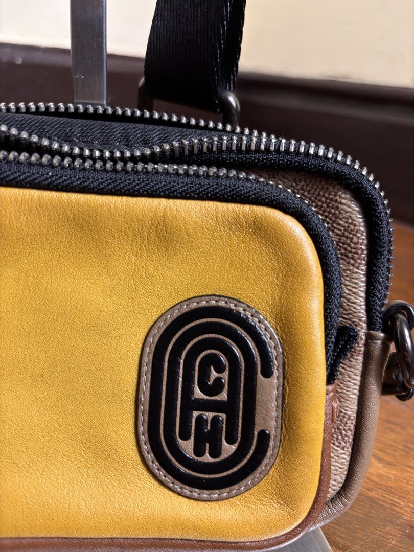 Coach Pacer Convertible Double Pouch (Category: Cross-body Bags) located in Manila. Submitted by earlylifecrisis (Listing ID 1468782346, Image 3). Description: Condition 8.5/10 Measure it by inch Width: 7 Length: 5 Depth: 1 Handle:18 •Refund / Returns not allowed allowed •Please do check the dimensions size on labels sometimes are not accurate on the sizing •Ask me before purchasing.