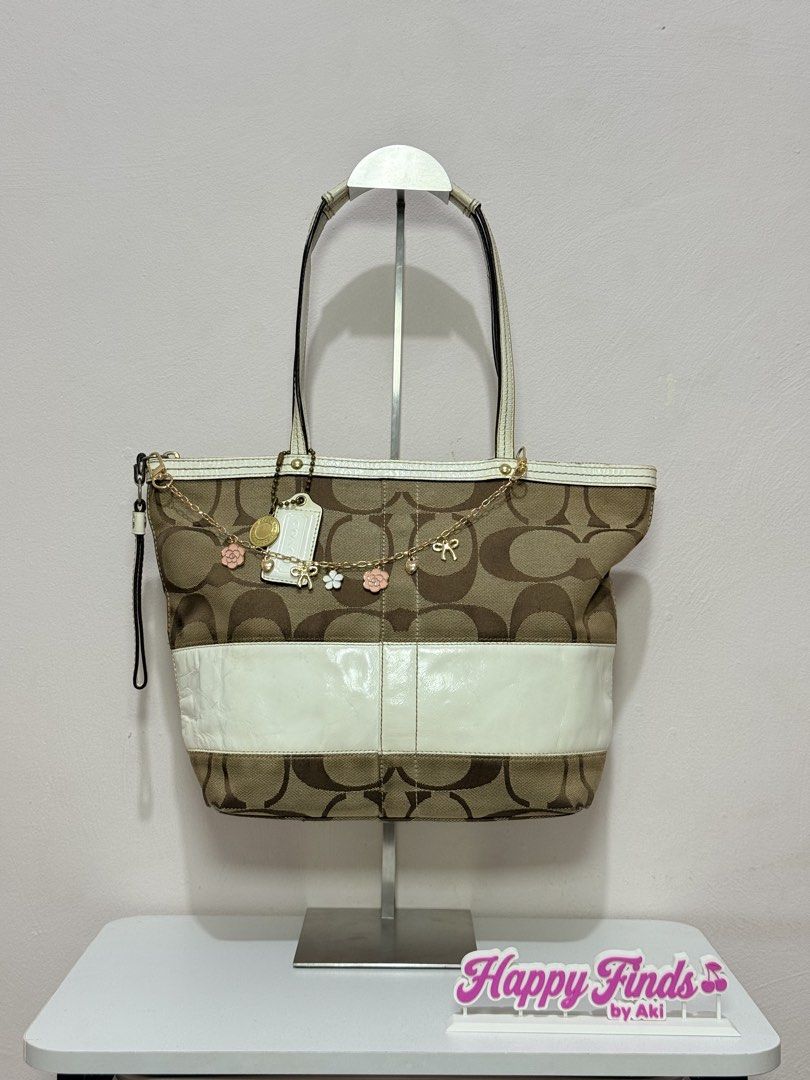 Coach Signature Stripe Tote Bag (Category: Tote Bags) located in Manila. Submitted by happyfindsbyaki (Listing ID 1468759066, Image 1). Description: ୨୧ Coach Signature Stripe Tote Bag ୨୧ 🎀DM to Mine ₊˚⊹ Condition: Rank AB⊹˚₊ ♡ Minimal signs of use ♡ YKK zipper ♡Clean interior ♡Clean canvas no rubs ♡Small stain 📍 Metro Manila, Las piñas city 𐙚 IG: @happyfinds.byaki 𐙚 FB: Happy Finds by Aki ୨୧ A little vintage treasure waiting for her new home.